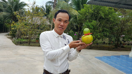 Anh Huỳnh Thanh Tâm, chủ nhân của dừa hồ lô